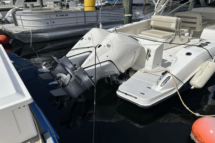 2021 Boston Whaler 320 Vantage