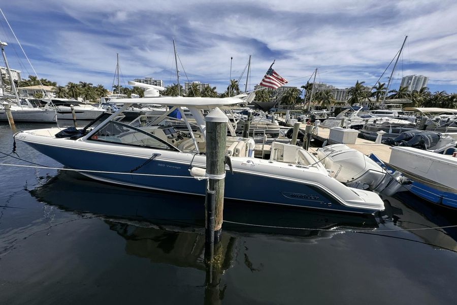 2021 Boston Whaler 320 Vantage