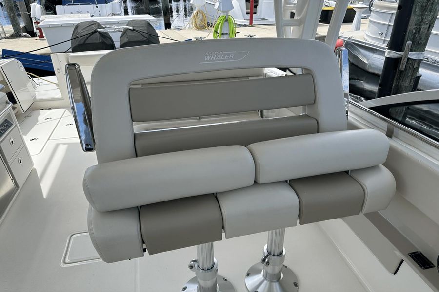 2021 Boston Whaler 320 Vantage