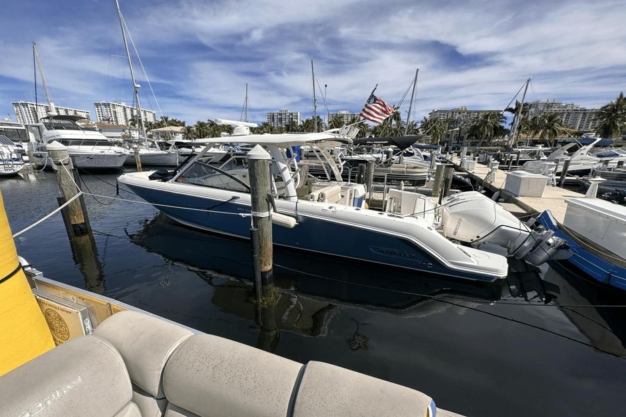 2021 Boston Whaler 320 Vantage