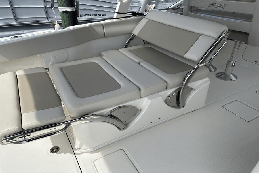 2021 Boston Whaler 320 Vantage