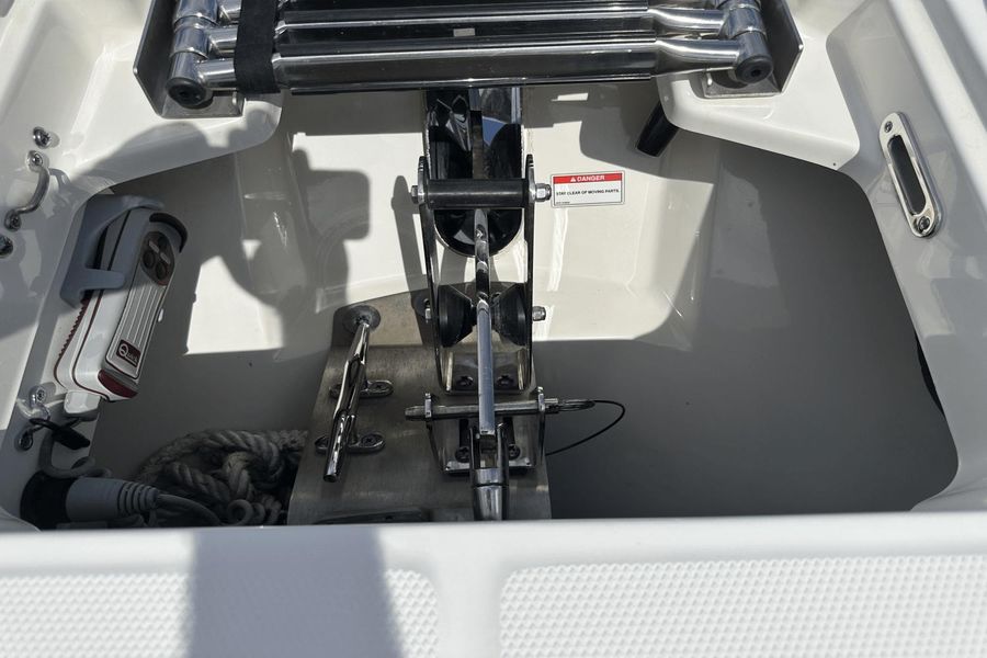 2021 Boston Whaler 320 Vantage