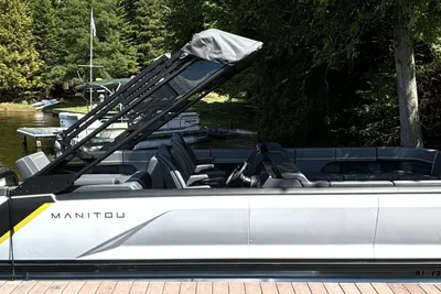 Manitou Explore 24 Navigator