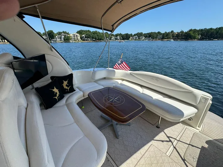  Yacht Photos Pics Luxurious 2001 Sea Ray 380 Sundancer yacht interior with seating, table, and lake view.