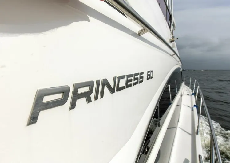 Elisea Yacht Photos Pics Wide Walkway to Foredeck