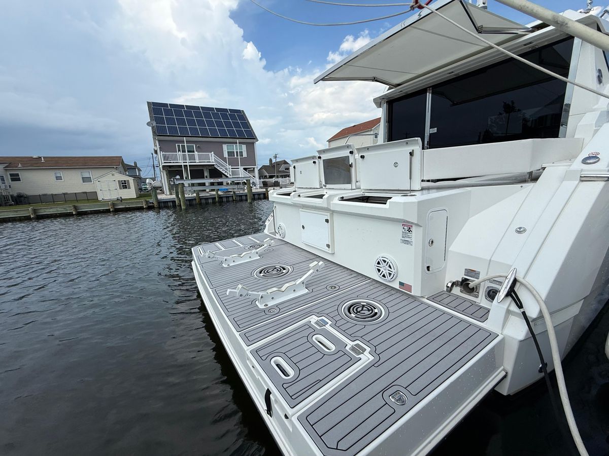 2018 Cruisers Yachts 43 