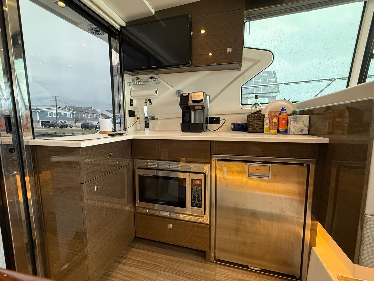 2018 Cruisers Yachts 43 