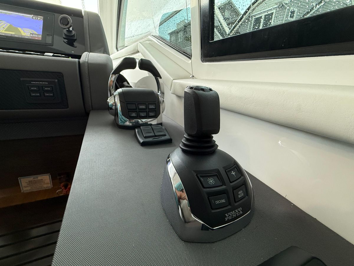 2018 Cruisers Yachts 43 