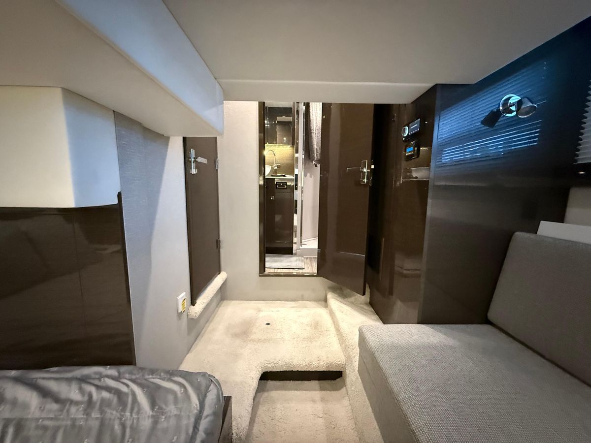 2018 Cruisers Yachts 43 