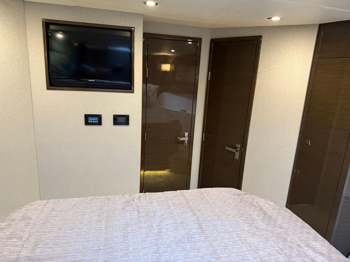 2018 Cruisers Yachts 43 