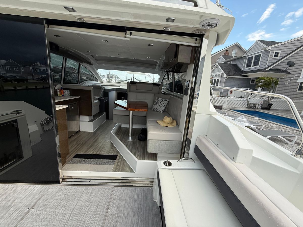 2018 Cruisers Yachts 43 