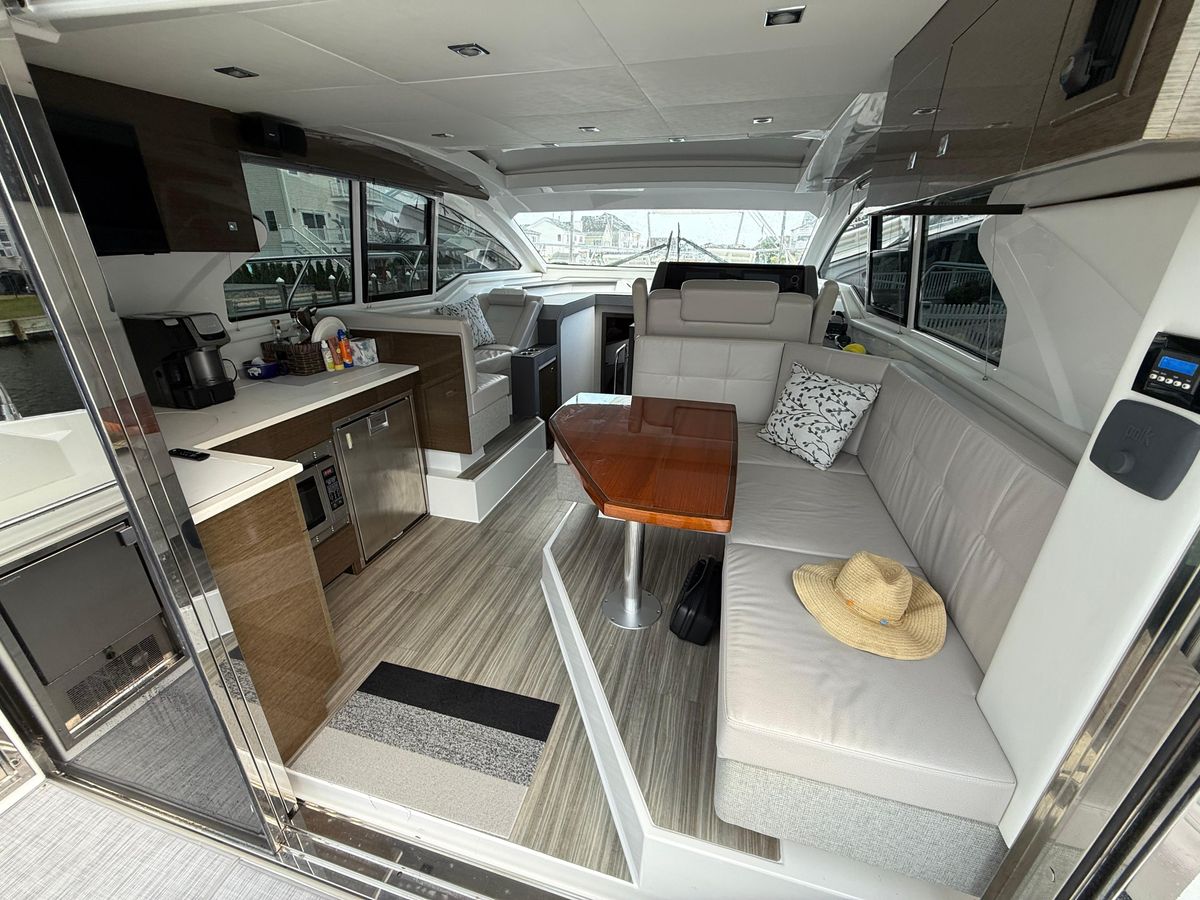 2018 Cruisers Yachts 43 