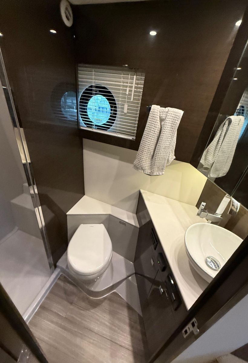 2018 Cruisers Yachts 43 