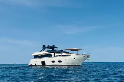 2010 Ferretti Yachts 800