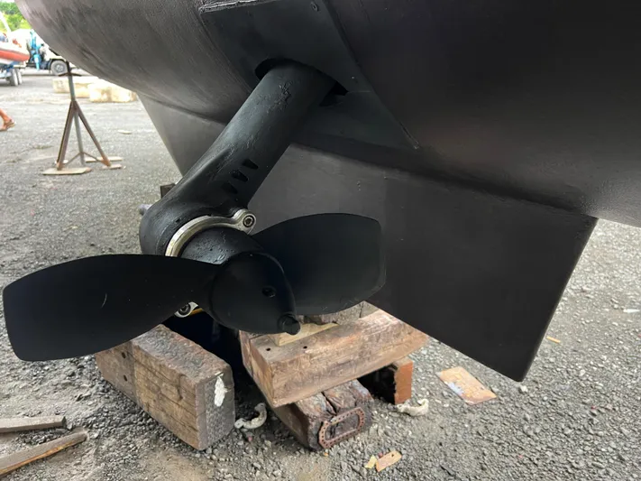 Majestic Yacht Photos Pics Propeller of 1999 St Francis 44 MKII catamaran on dry dock.