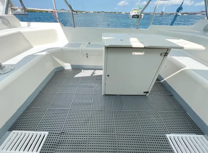 Majestic Yacht Photos Pics Spacious deck of 1999 St Francis 44 MKII catamaran with ocean view.