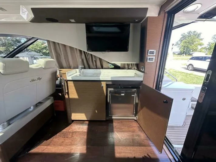  Yacht Photos Pics Interior of 2014 Sea Ray 510 Sundancer yacht with kitchenette and TV.