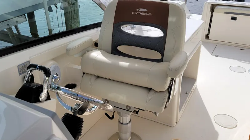  Yacht Photos Pics Perching Helm Seat