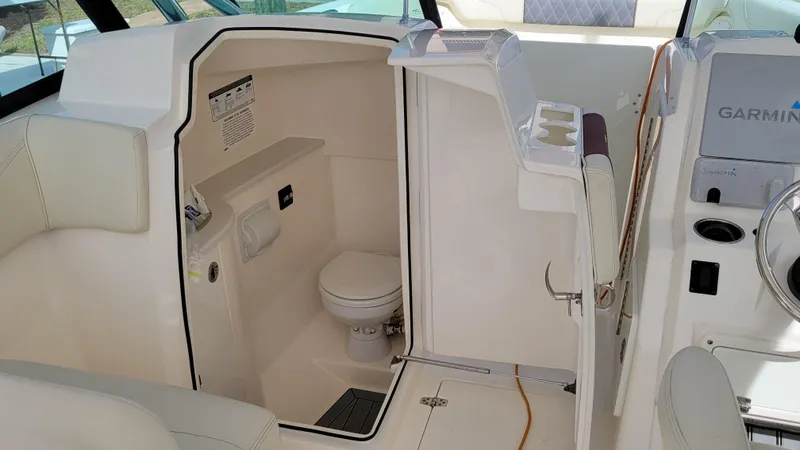  Yacht Photos Pics Head Door Open