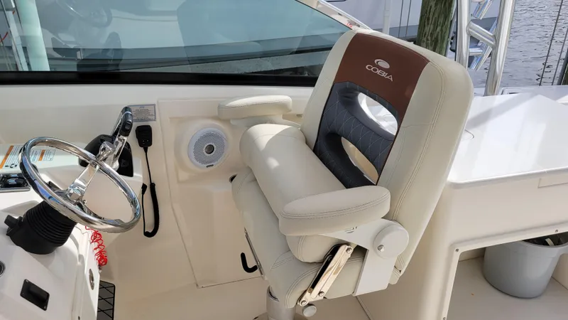  Yacht Photos Pics Helm Seating Area - Perch Up