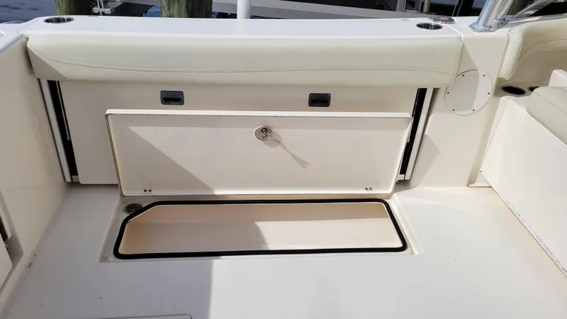  Yacht Photos Pics Livewell in Deck