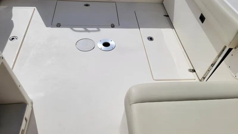  Yacht Photos Pics Ample Floor Space for Fishing