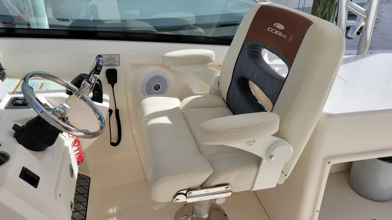  Yacht Photos Pics Helm Seating Area - Perch Down