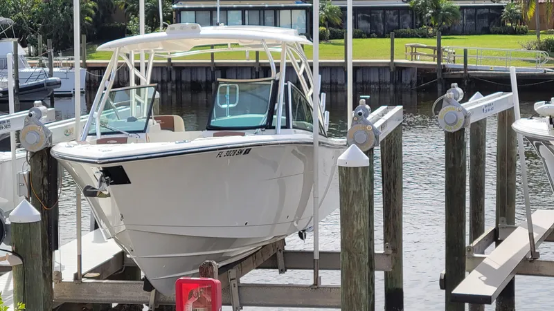  Yacht Photos Pics Port Bow View on Lift