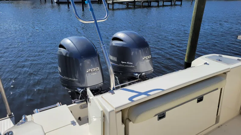  Yacht Photos Pics Powered By Twin Yamaha 200 4-Strokes