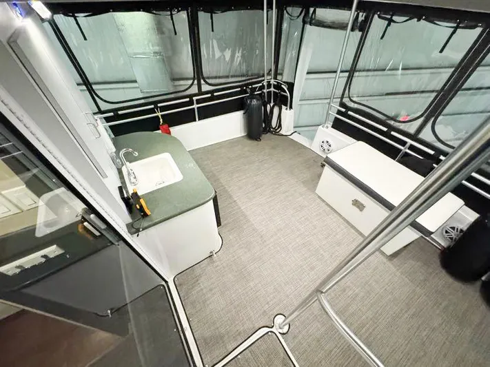 S-dan Yacht Photos Pics 1998 Mainship 47 Aft Deck Wet Bar