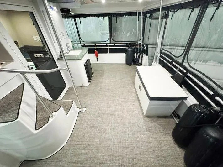 S-dan Yacht Photos Pics 1998 Mainship 47 Aft Deck