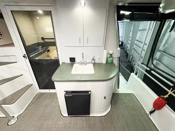 S-dan Yacht Photos Pics 1998 Mainship 47 Aft Deck Wet Bar