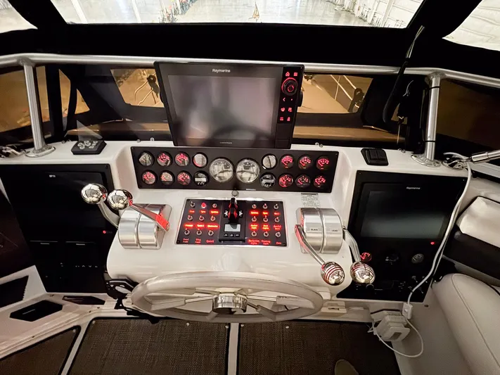 S-dan Yacht Photos Pics 1998 Mainship 47 Helm