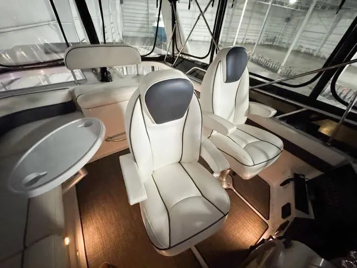 S-dan Yacht Photos Pics 1998 Mainship 47 Flybridge seating