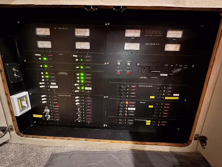 S-dan Yacht Photos Pics 1998 Mainship 47 Control Panel