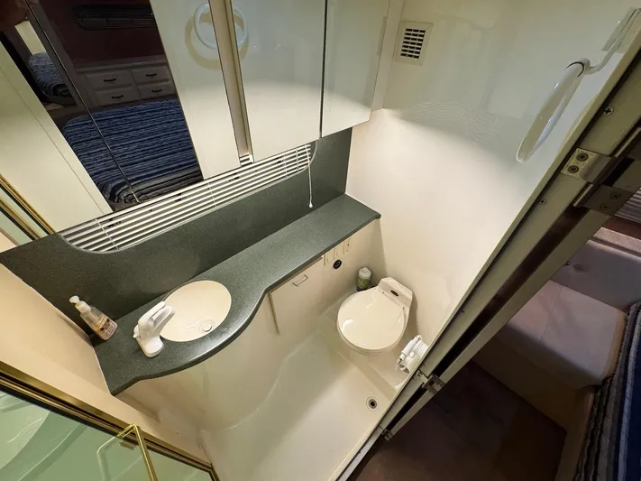 S-dan Yacht Photos Pics 1998 Mainship 47 Owner's Aft Ensuite Head