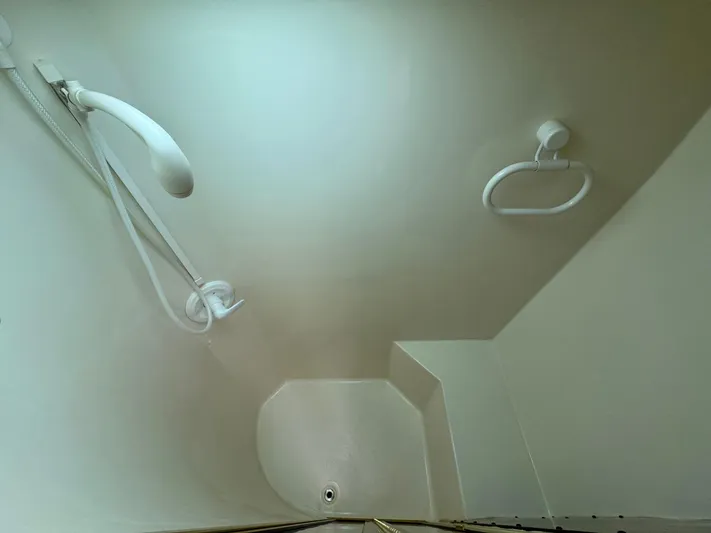 S-dan Yacht Photos Pics 1998 Mainship 47 Owner's Aft Ensuite Head