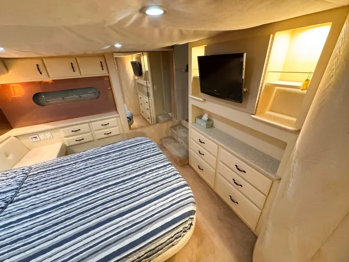 S-dan Yacht Photos Pics 1998 Mainship 47 Owner's Aft Stateroom