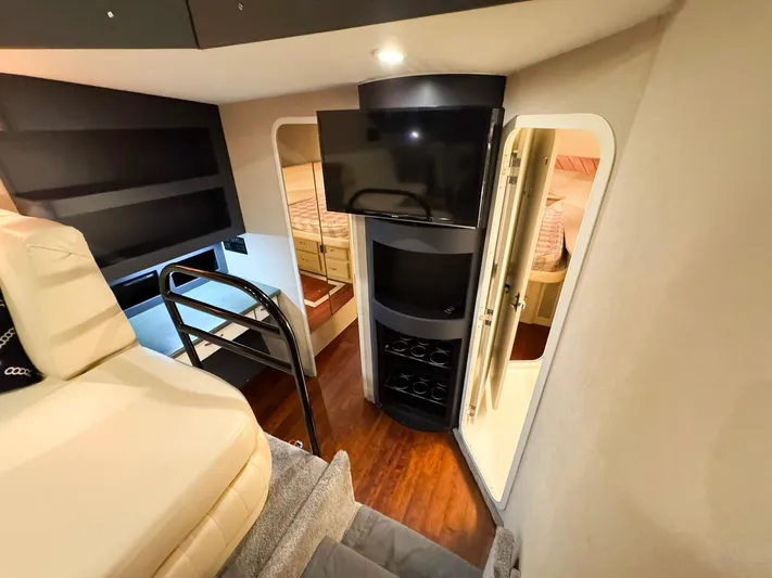 S-dan Yacht Photos Pics 1998 Mainship 47 Companionway Forward