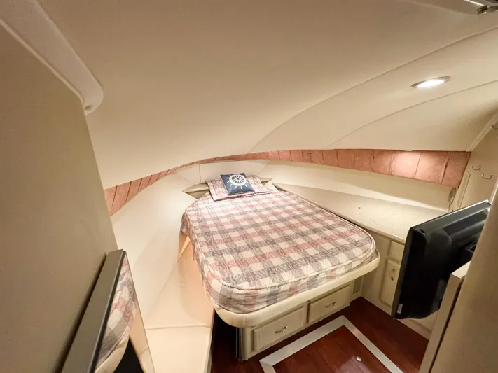 S-dan Yacht Photos Pics 1998 Mainship 47 VIP Forward