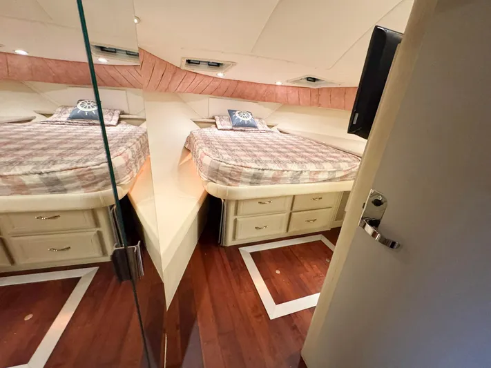 S-dan Yacht Photos Pics 1998 Mainship 47 VIP Forward