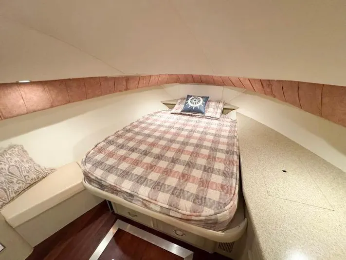 S-dan Yacht Photos Pics 1998 Mainship 47 VIP Forward