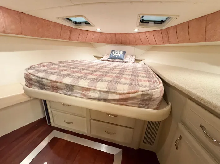 S-dan Yacht Photos Pics 1998 Mainship 47 VIP Forward Storage