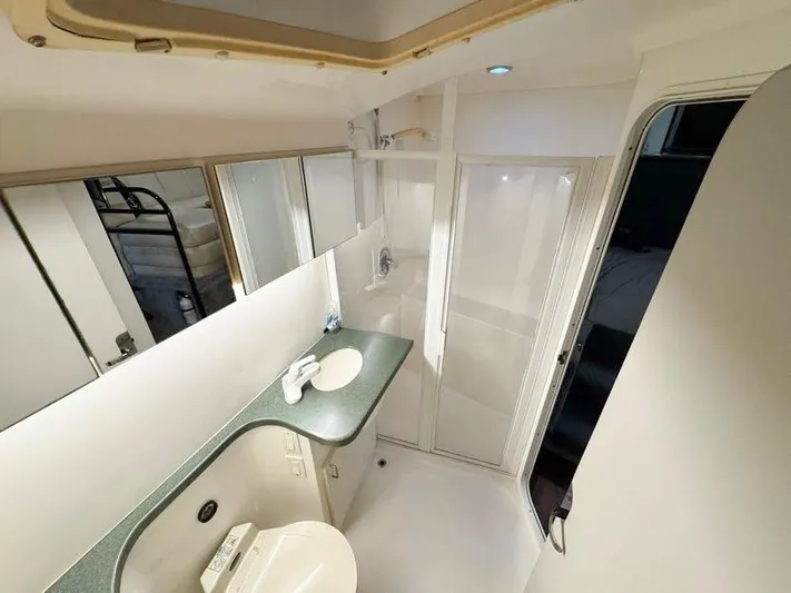 S-dan Yacht Photos Pics 1998 Mainship 47 VIP Ensuite Head