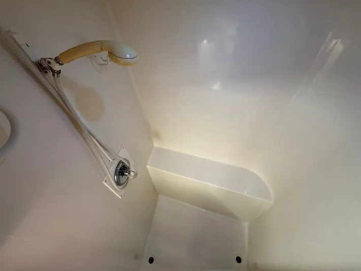 S-dan Yacht Photos Pics 1998 Mainship 47 VIP Ensuite Head