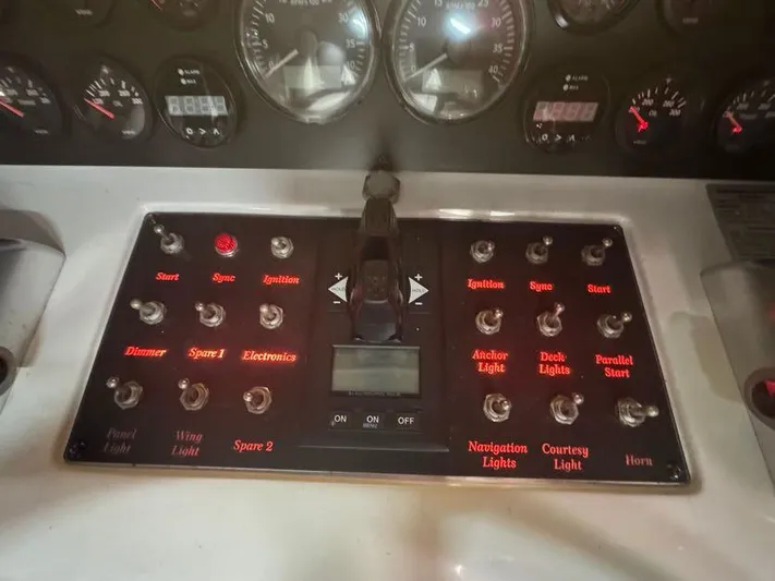 S-dan Yacht Photos Pics 1998 Mainship 47 Helm