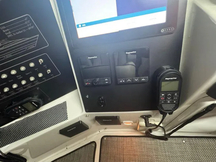 S-dan Yacht Photos Pics 1998 Mainship 47 Helm