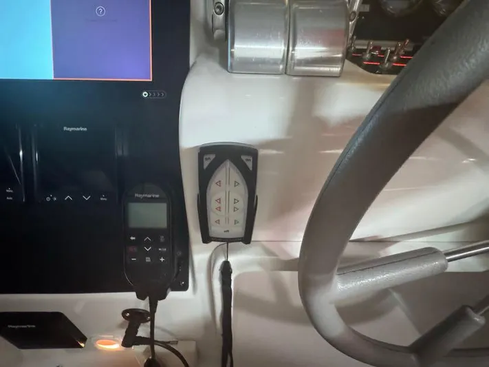 S-dan Yacht Photos Pics 1998 Mainship 47 Helm