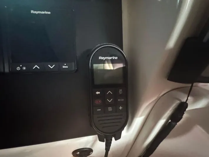 S-dan Yacht Photos Pics 1998 Mainship 47 Helm