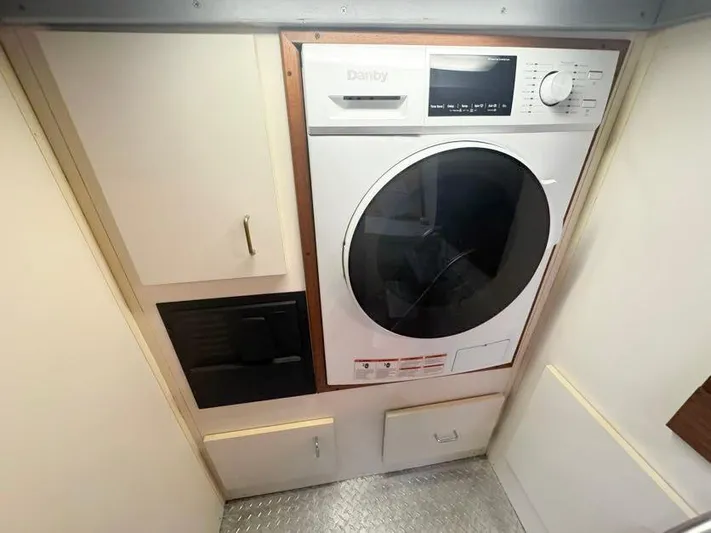 S-dan Yacht Photos Pics 1998 Mainship 47 Storage_Laundry